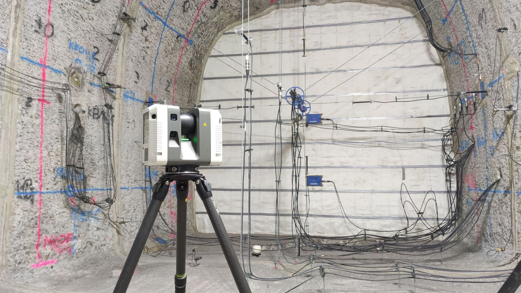 3D-Laserscanner auf Stativ im untertägigen Hohlraum